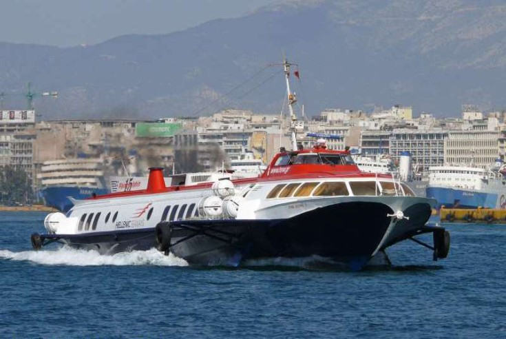 Στο λιμάνι του Πειραιά επέστρεψε «δελφίνι» με 105 επιβάτες